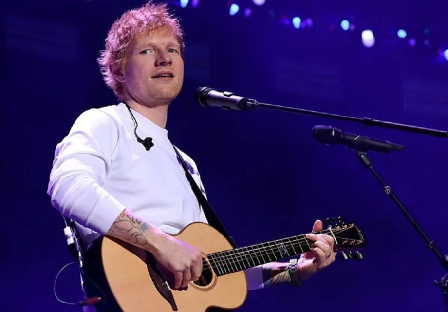 Singer Ed Sheeran Apologizes to Fans on Stage Alone Amid Controversy