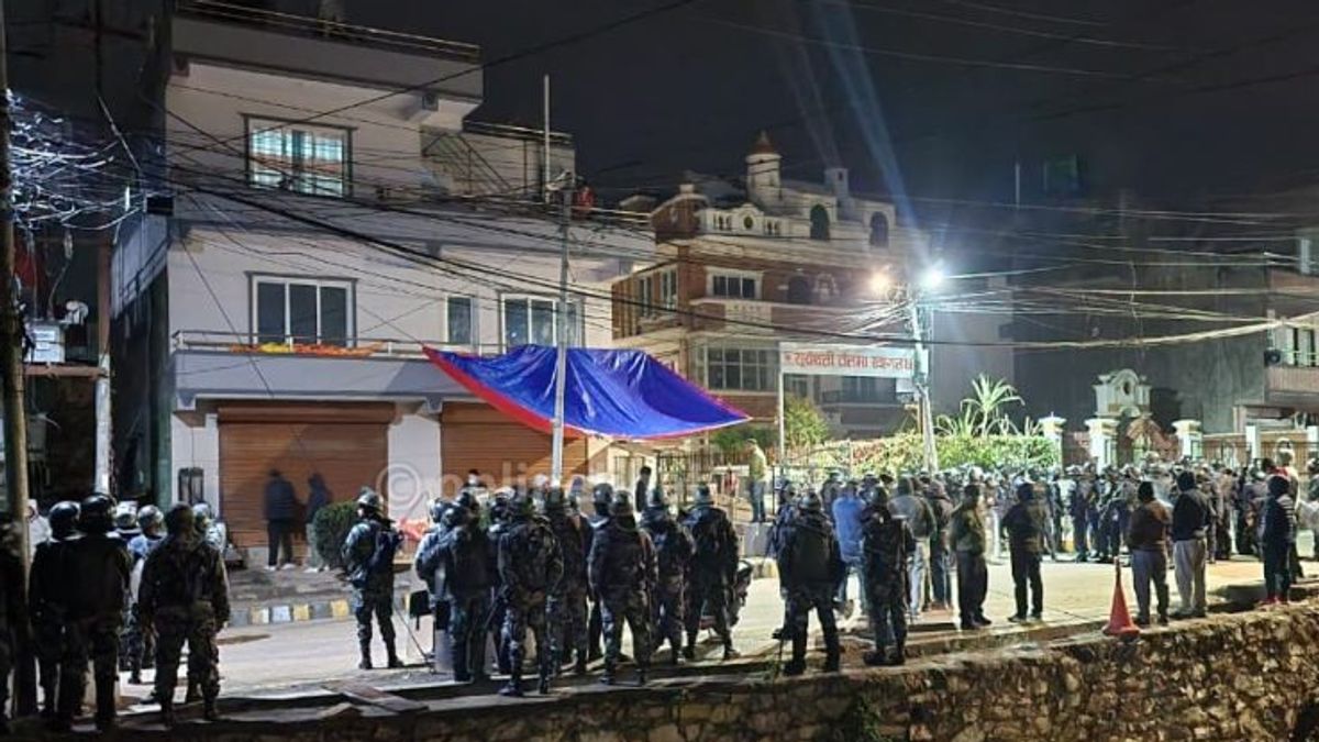 जरुरी पक्राउ पुर्जीसहित ओली निवास पुग्यो प्रहरी टोली